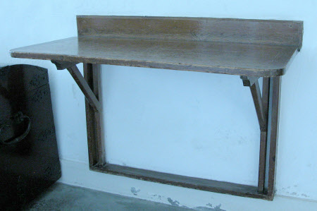 Folding table