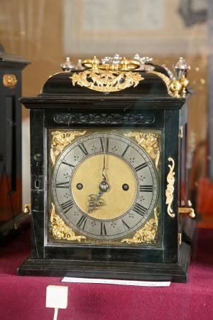 Bracket clock