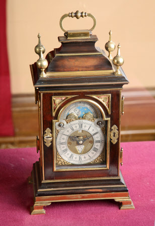 Bracket clock