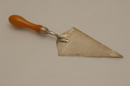 Presentation trowel
