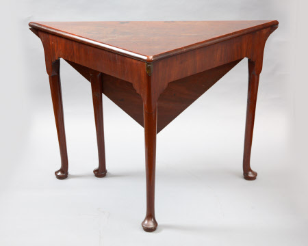 Corner table