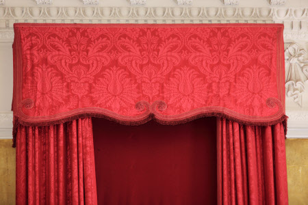 Curtain pelmet