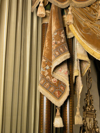 Pennant bed curtain