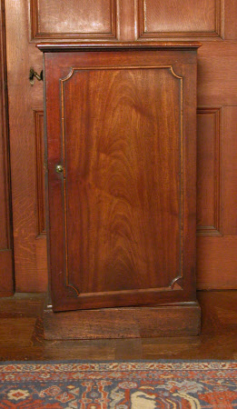 Pedestal cabinet