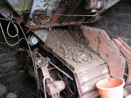 Apron feeder