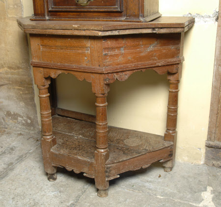 'credence'-type table