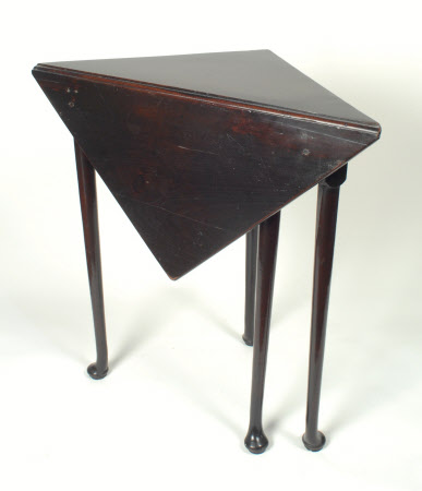 Corner table