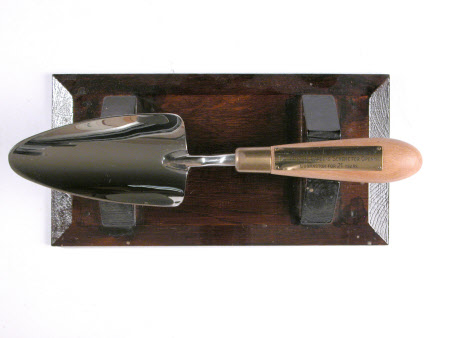 Presentation trowel