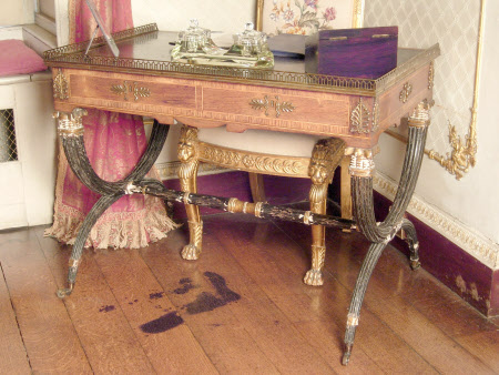 Writing table