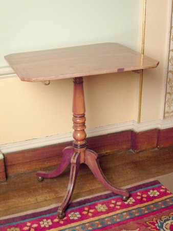 Tilt-top pedestal table