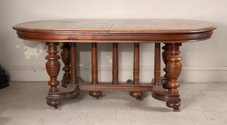 Extending dining table