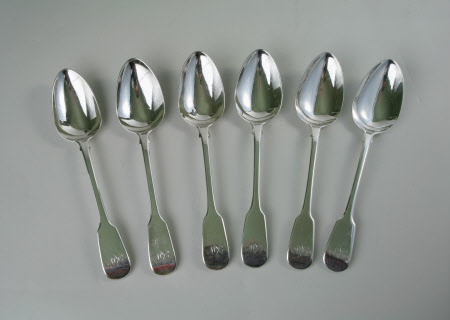 Serving spoon