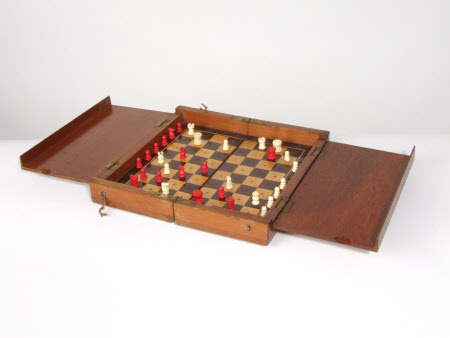 Travelling chess set
