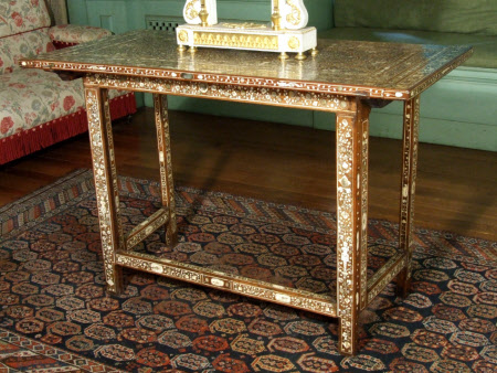Folding table