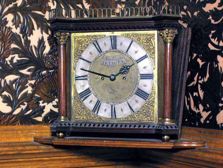 Hanging corner clock