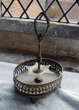 Cruet stand
