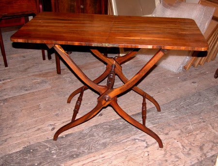 Folding table