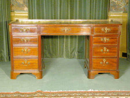 Pedestal desk