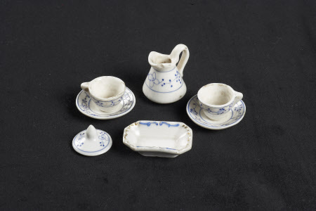 Dolls' tea service
