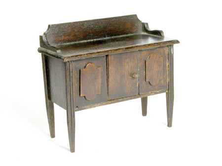 Dolls' house furnishing