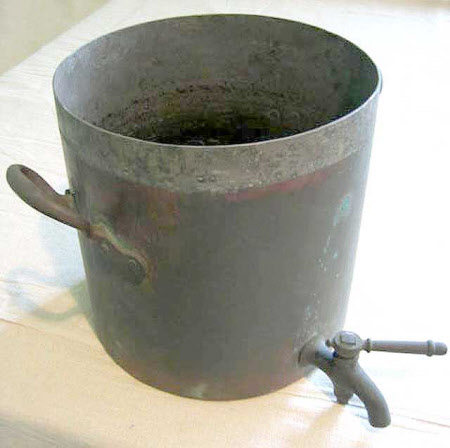 Hot water urn