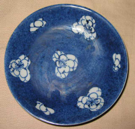 A pair of Kangxi tea bowls and saucers.