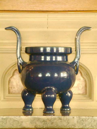 A mazarine-blue altar set.