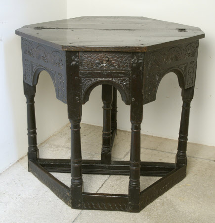 'credence'-type table