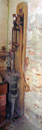 Hand pump