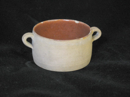 Ten pots, four with covers.