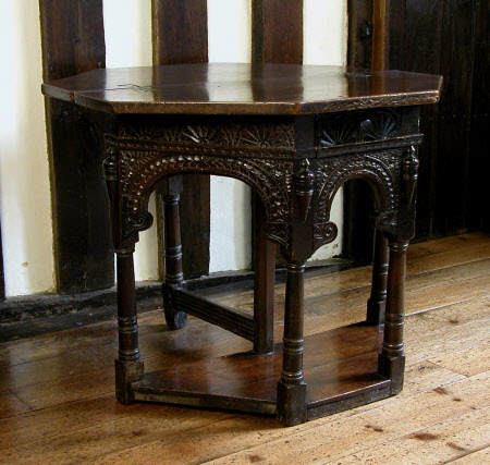 'credence'-type table