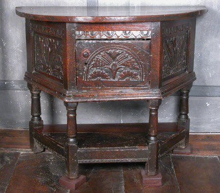 'credence'-type table
