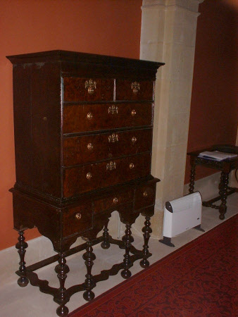 Chest-on-stand