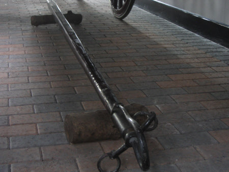 Carriage centre pole