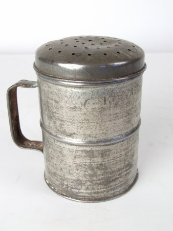 Flour dredger