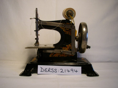 Toy sewing machine