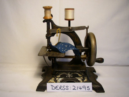 Toy sewing machine