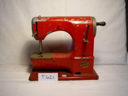 Toy sewing machine