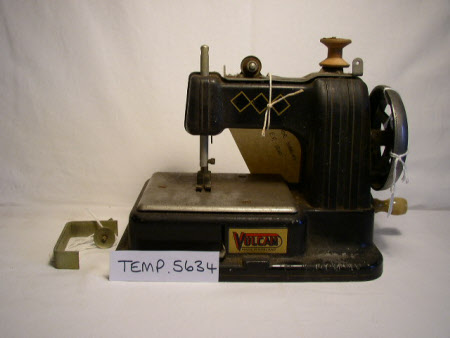 Toy sewing machine