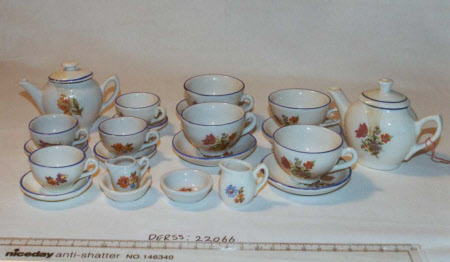 Doll's tea service