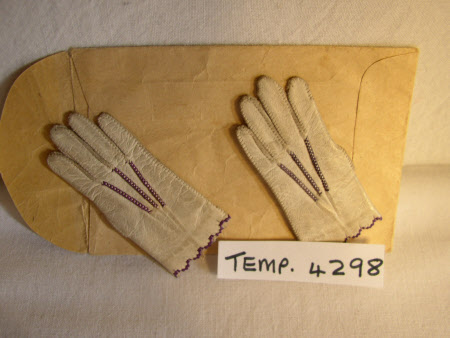 Doll's glove