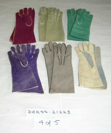 Doll's glove
