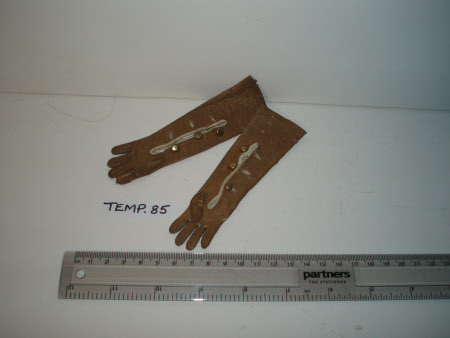 Doll's glove