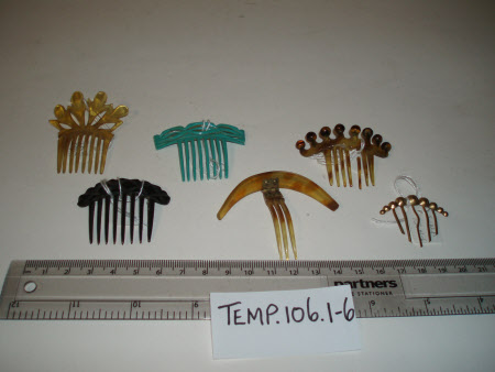 Doll's hair comb