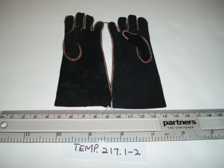 Doll's glove