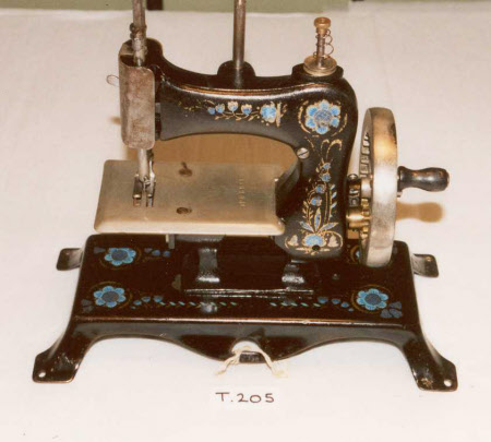 Toy sewing machine