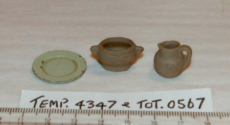 Miscellaneous doll's house items