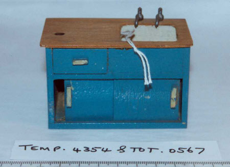 Doll's house sink unit