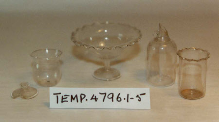 Miscellaneous doll's house items