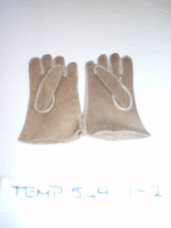 Doll's glove